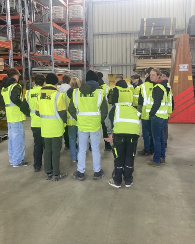 Technikgruppe auf Entdeckungstour: Ein spannender Besuch bei der Firma Dobler!