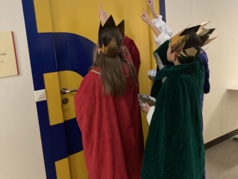 Die Sternsinger aus der St. Martin-Schule besuchen die Mittelschule Lindenberg