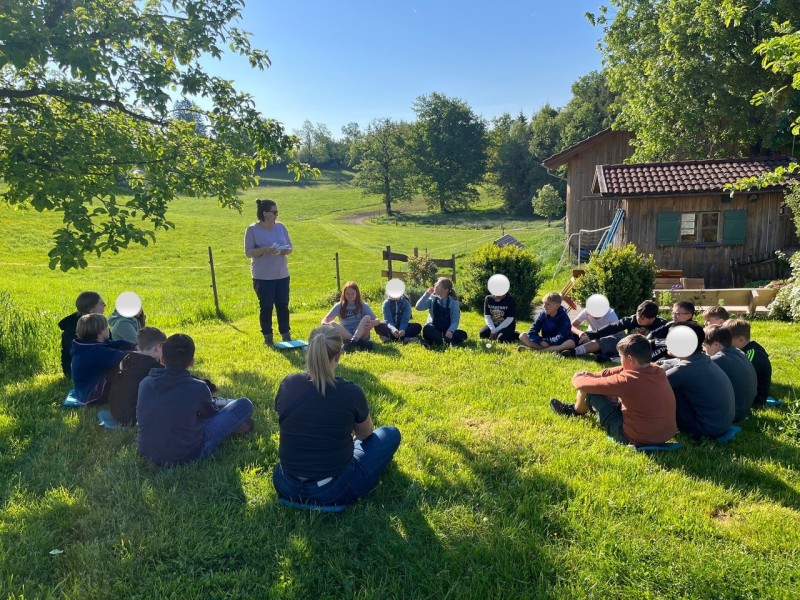 Erlebnisreicher Tag auf dem Bauernhof – Klasse 5b besucht Familie Sutter