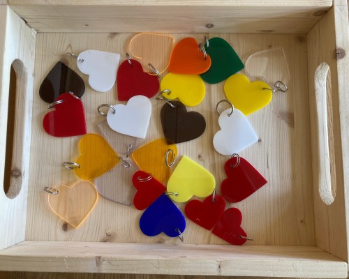 Kreativwerkstatt: Plexiglas-Herzen st&auml;rken das Miteinander