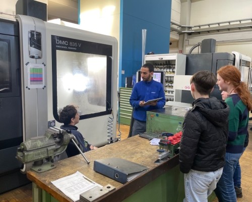 Alles in bester Form: 8 b ganz &bdquo;dicht&ldquo; an PFAFFs Hightech