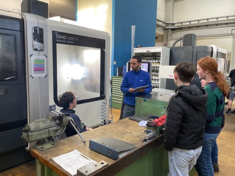 Alles in bester Form: 8 b ganz &bdquo;dicht&ldquo; an PFAFFs Hightech